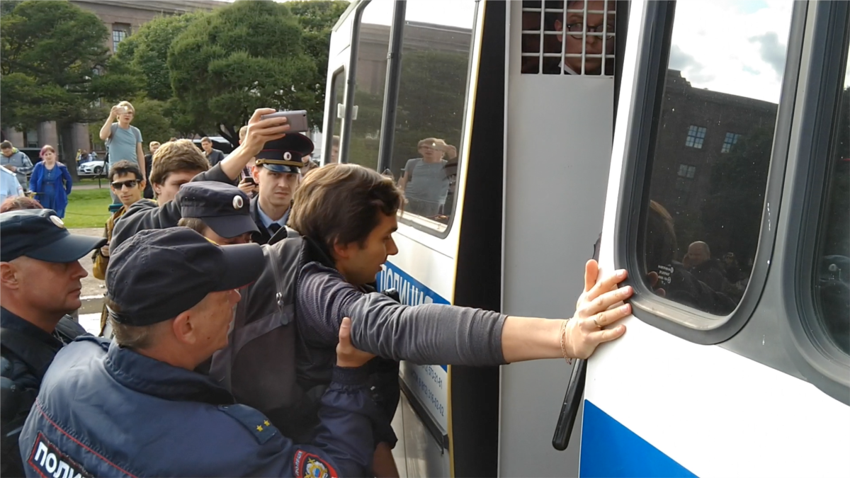 В Петербурге состоялись пикеты против гомофобных преступлений