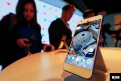 Посетители знакомятся с новыми pixel-телефонами на выставке в штаб-квартире Google. Сан-Франциско, 4 октября 2016 года.
