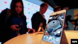 Google компаниясы штаб-пәтерінде жаңа Pixel телефондарымен танысып тұрған адамдар. Сан-Франциско, 4 қазан 2016 жыл.