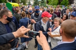 Патэнцыйны кандыдат пасьля размовы фатаграфаваўся з ахвочымі