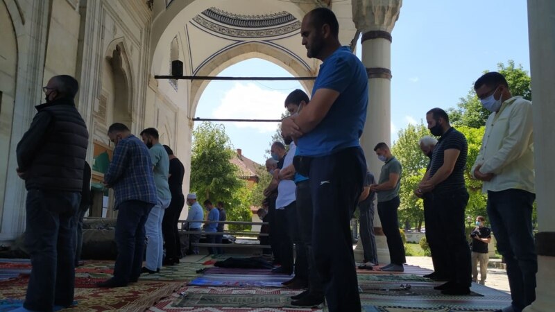 Од денеска џамиите отворени за молитва