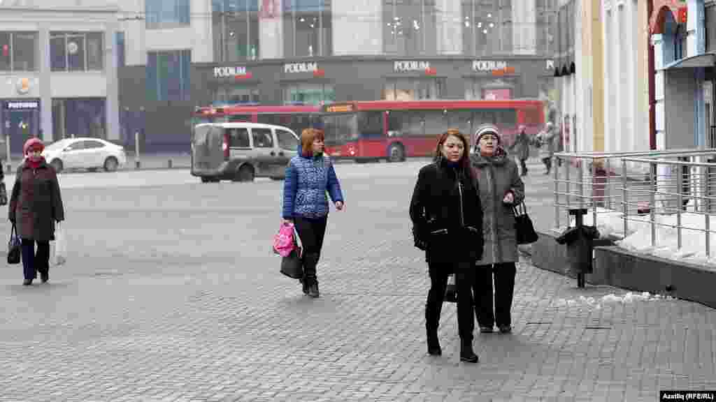 8 мартта Казан үзәгендә үз уйларында баручы хатын-кызлар