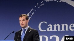 Президент России Дмитрий Медведев выступает на саммите "группы 20-и" во Франции