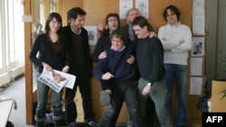 تعدادی از اعضای شارلی ابدو از جمله کاریکاتوریست‌هایی که هنگام حمله تروریستی به دفتر این نشریه کشته شدند. مارس ۲۰۰۶