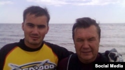Виктор Янукович-младший (слева) с отцом