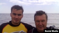Виктор Янукович-младший (слева) с отцом