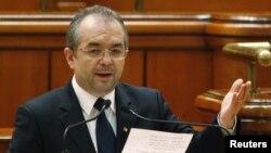 Premierul Emil Boc se adresează Parlamentului, aununţând demiterea lui Teodor Baconschi