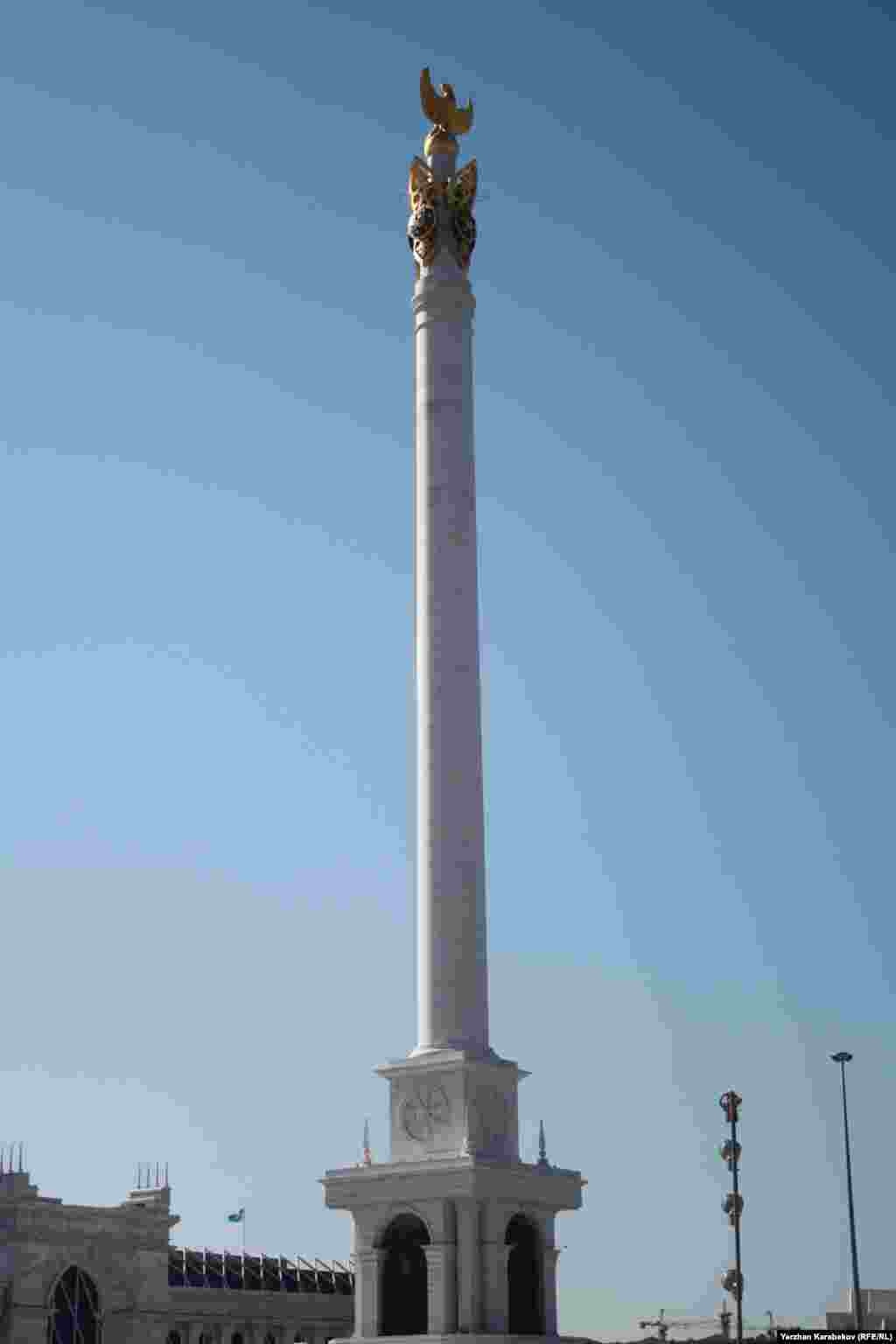 Астанадағы &quot;Қазақ елі&quot; монументі. Монумент биіктігі 91 метр. Бұл сан Қазақстан тәуелсіздігін жариялаған 1991 жылды білдіреді. &quot;Қазақ елі&quot; сәулет кешені 2009 жылы салынды. Астана, 4 маусым 2015 жыл.