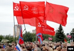 Steaguri comuniste în Donețk pentru a sărbători eliberarea Donbasului de naziști, 08 septembrie 2014.