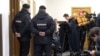 В Басманном суде Москвы слушатели приковали себя наручниками 