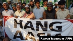 Supporters of Jamaat-e Islami (JI), a Pakistani Islamist party, protest the acquittal of a Christian woman Asia Bibi after she was sentenced to death for blasphemy.