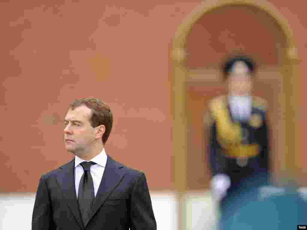 Церемония возложения цветов к могиле Неизвестного солдата в День памяти и скорби