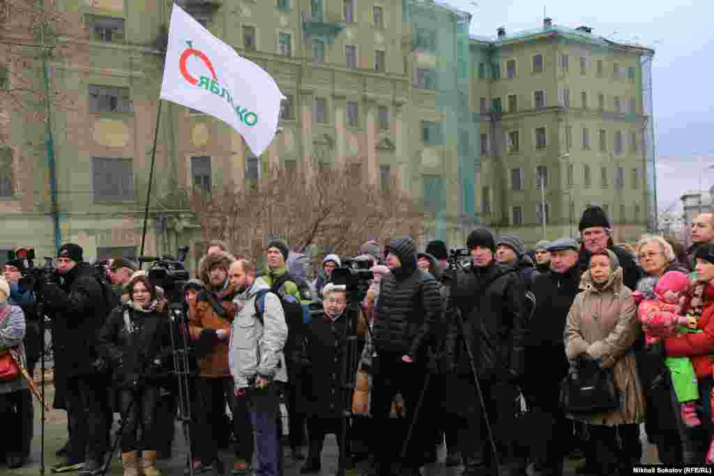 Участники акции в поддержку ТВ-2 на Девичьем поле