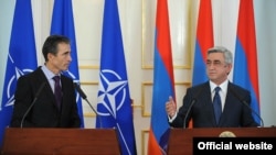 Генеральный секретарь НАТО Андерс Фог Расмуссен (слева) и президент Армении Серж Саргсян на совместной пресс-конференции. Ереван, 6 сентября 2012 г.