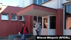 Ulaz u školu "Branko Ćopić" u Banjaluci u kojoj je kod jednog đaka utvrđeno prisustvo korona virusa.