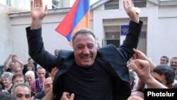 Armenia - Opposition leader Sasun Mikaelian receives a hero's welcome after being released from prison, 27May2011.