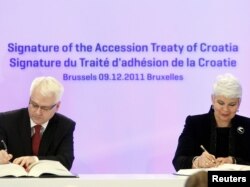 Predsjednik i premijerka Hrvatske, Ivo Josipović i Jadranka Kosor potpisuju pristupni ugovor sa EU, 9 . prosinac 2011.