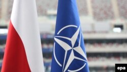 Flamuri i Polonisë dhe ai i NATO-s.