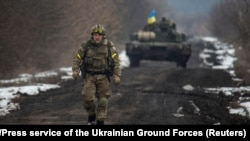 Украинский военнослужащий во время рейда по вытеснению противника с занятых им позиций в Сумской области, 7 марта 2022 года 