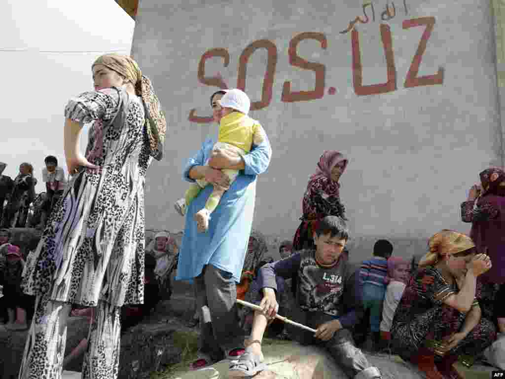 Među izbjeglicama najviše je žena i djece, Suratash, Kirgizstan, 14.06.2010. Foto: AFP / Oxana Onipko 