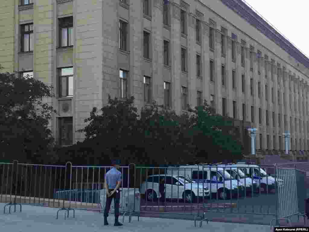 Полицейский дежурит на площади Астана. Алматы, 6 июля 2018 года. 