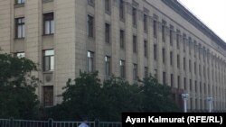 Сотрудник полиции на площади в Астане. 6 июля 2018 года.