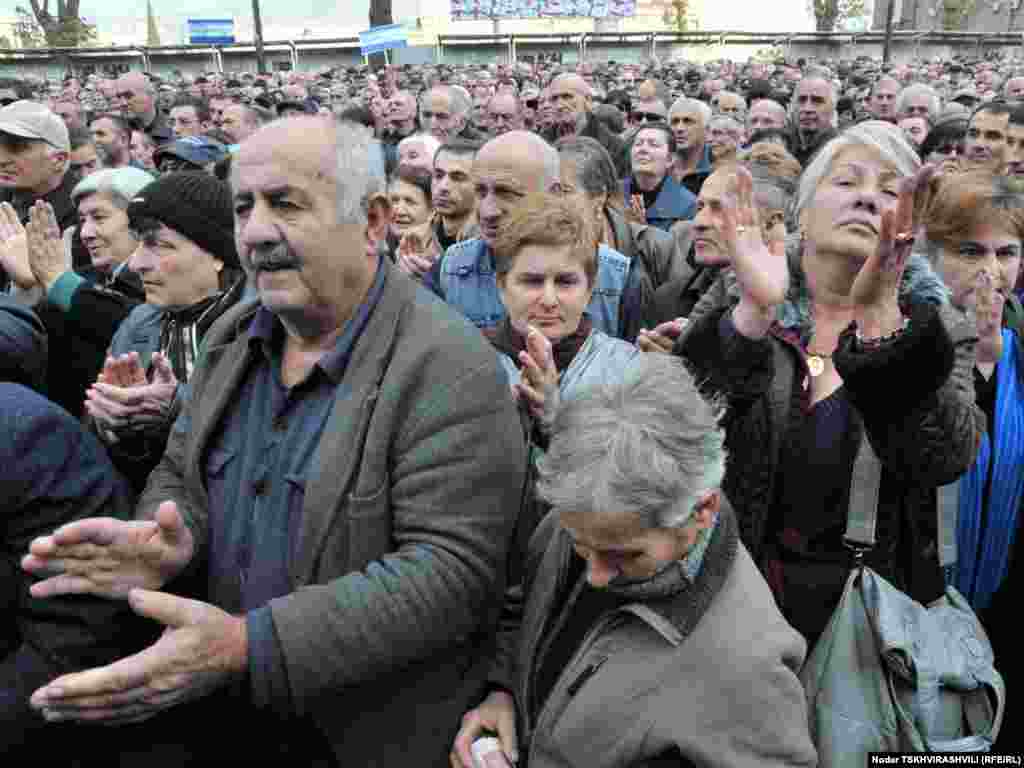 სახალხო კრების ლიდერებს ხალხი ტაშით შეხვდა. 25 ნოემბერი - 25 ნოემბერს თბილისში წარმომადგენლობითი სახალხო კრება გაიმართა. მეორე დღეს, 26 ნოემბერს პარლამენტის შენობასთან კვლავ შეიკრიბნენ სახალხო კრების მონაწილენი და მათი მხარდამჭერი ოპოზიციური პარტიების ლიდერები.