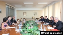 Armenia - Defense Minister Seyran Ohanian meets U.S. Ambassador Richard Mills and Military Attache Bruce Murphy, 15Sep2016