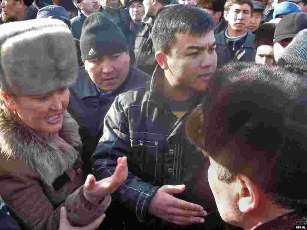 Жолугушуу учурунда чагым салгандар болду - Kyrgyzstan - leader of opposition party "Ata Meken" Omurbek Tekebaev during the meeting with local population of Talas region. 16Jan2009