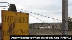 Чернобылдагы жарылуудан кийин радиацияланган аймак али тикенек зым менен курчалып турат. 2011-жылдын февралы. 