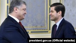 Президент України Петро Порошенко (ліворуч) і помічник державного секретаря США з питань Європи і Євразії Весс Мітчелл. Київ, 15 листопада 2017 року