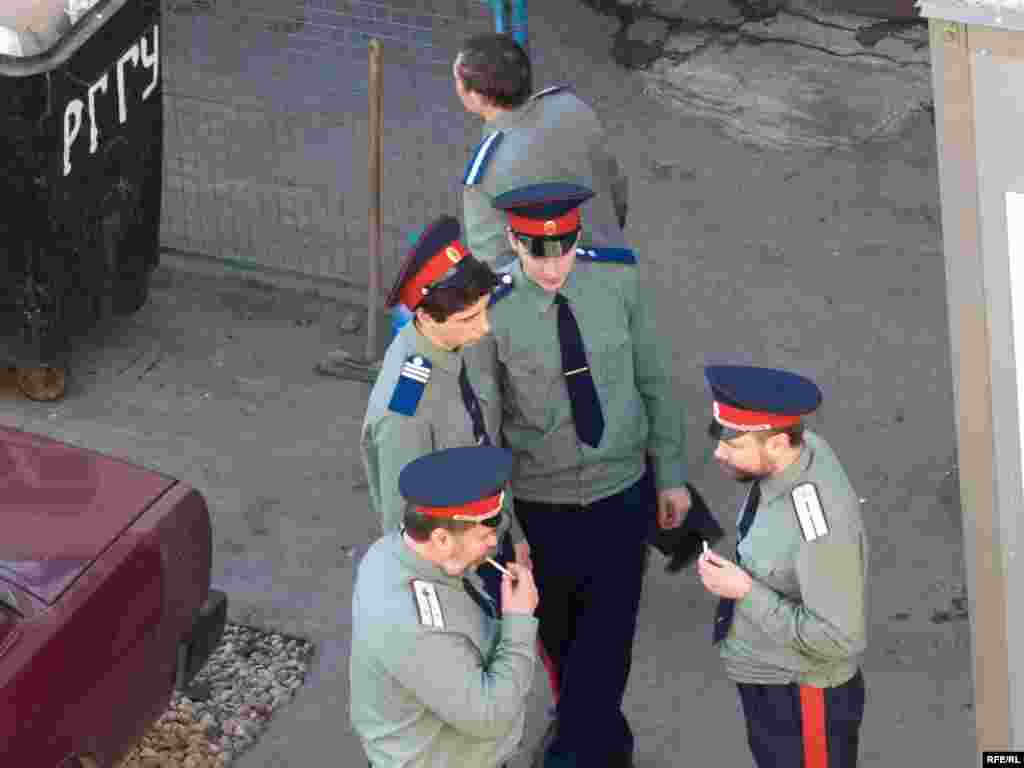 "Казаки" с прессой не общались, снимать их пришлось из окна корпуса РГГУ