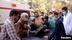 مردم عادی و تیم امداد، یک سرباز ارتش را که گفته می‌شود در پی حمله شیمیایی مجروح شده است، به بیمارستان منتقل می‌کنند
