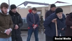 Сход жителей в чеченском селе, где потребовали от семей участника недавнего нападения на Грозный убраться из республики