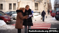 Громадська діячка Олена Єскіна-Терещенко демонструє проект забудови біля садиби Терещенків