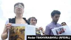 Протестующие журналисты в Тбилиси.