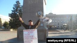 Житель Уральска Бекболат Утебаев во время одиночного пикета. 17 марта 2020 года. Архивное фото