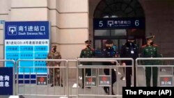 Правоохоронці поруч із закритим вокзалом міста Ухань, Китай, 23 січня 2020 року