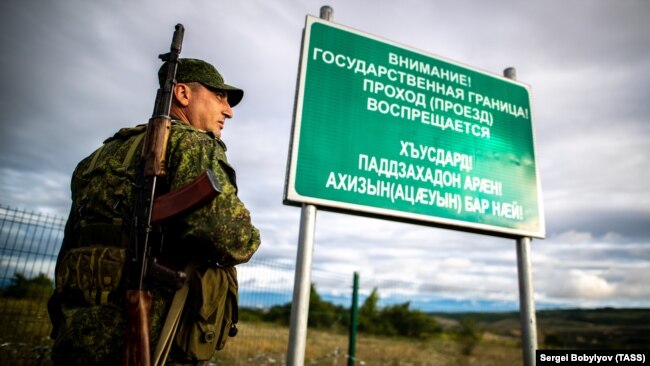 Пограничный знак, установленный на «границе» с «Южной Осетией», 11 августа 2018 года