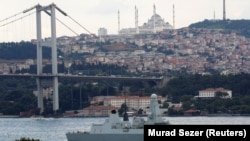 Эсминец Duncan британского военного флота в проливе Босфор. 12 июля 2019 года.
