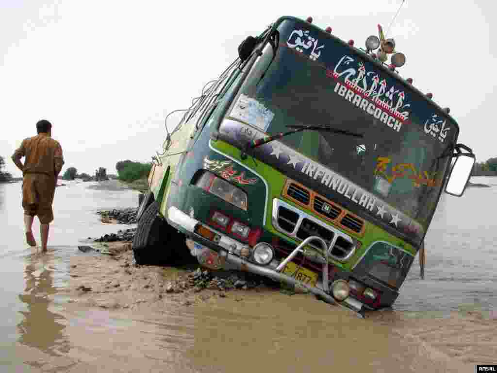 As Pakistani Floods Rage, Aid Is Slow To Come #5