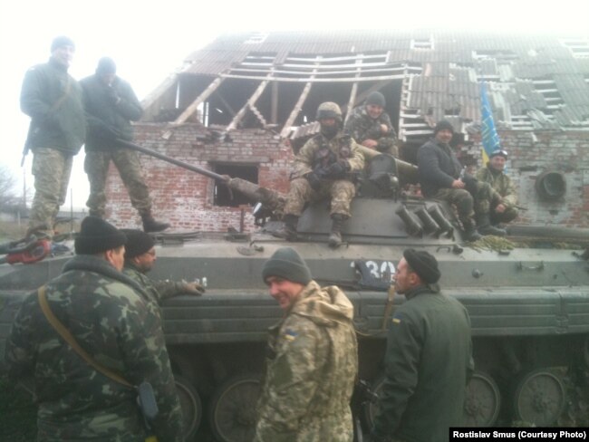 Українські військові у Тоненькому: третя рота готується до заїзду в ДАП, позаду – ферма, де бійці жили після обстрілу