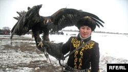 Бүркітші қазақ қызы Мақпал Әбдіразақова. Алматы облысы, ақпан, 2009 жыл.