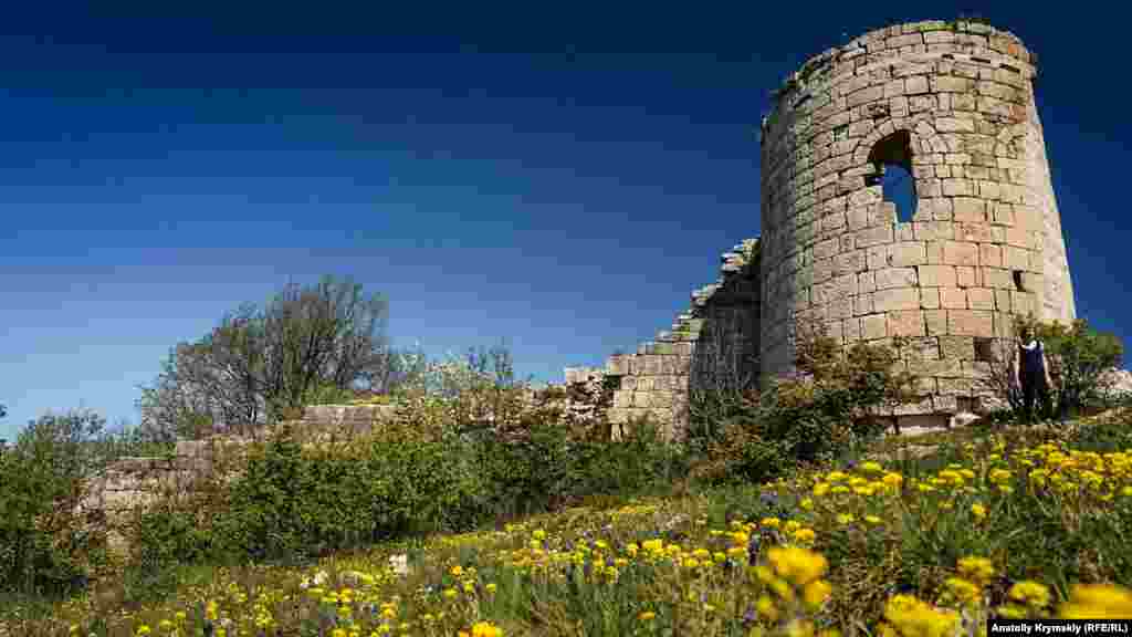 Сюйреньскую (Острую) крепость византийцы начали сооружать на оконечности мыса Куле-Бурун предположительно в VI-VII веках. В середине XIV века крепость стала северным форпостом готского княжества Феодоро. Разрушена турками после ее захвата в 1475 году, позже была восстановлена
