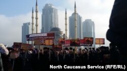 Чеченские власти регулярно собирают народ для демонстрации поддержки своей политики