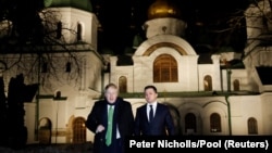 Президент України Володимир Зеленський (праворуч) і премʼєр-міністр Великої Британії Борис Джонсон під час відвідин Софійського собору. Київ, 1 лютого 2022 року