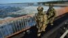 Російські військові на автомобільному мості біля Каховської ГЕС. Неподалік Нової Каховки на Херсонщині, 20 травня 2022 року