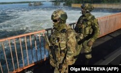 Российские военные на автомобильном мосту у Каховской ГЭС. Недалеко от Новой Каховки Херсонской области, 20 мая 2022 года