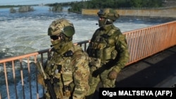 Российские военные на автомобильном мосту недалеко от Новой Каховки