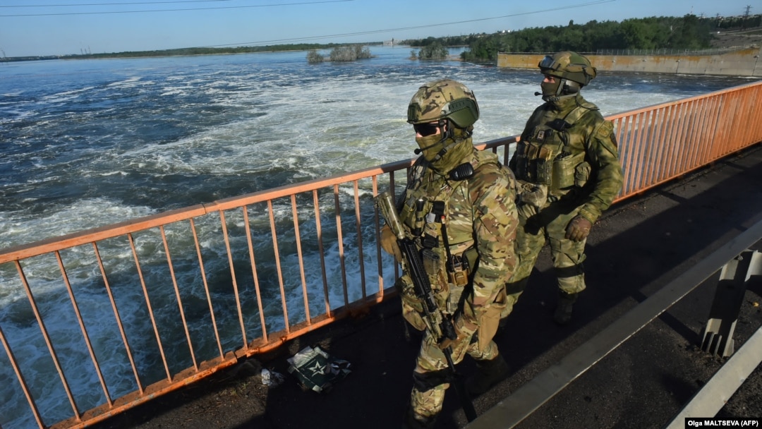 Російські військові на мосту дамби Каховської ГЕС. Неподалік Нової Каховки на Херсонщині, 20 травня 2022 року